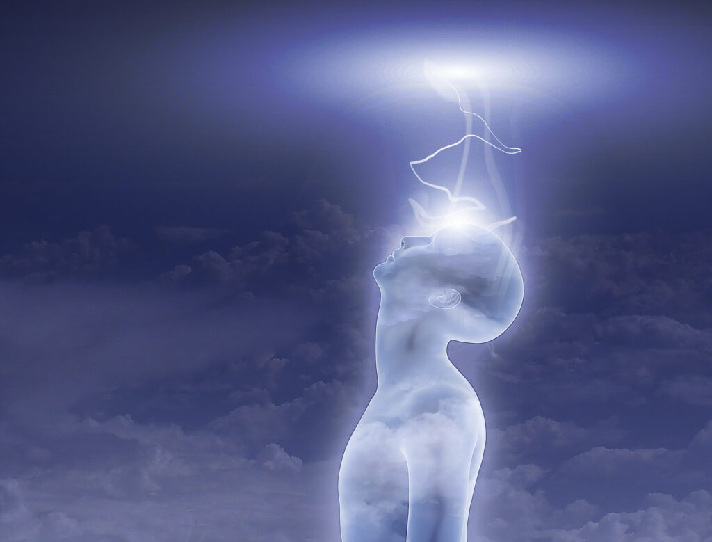 Lichte Menschgestalt vor blauem Grund . Licht kommt von oben in den Kopf